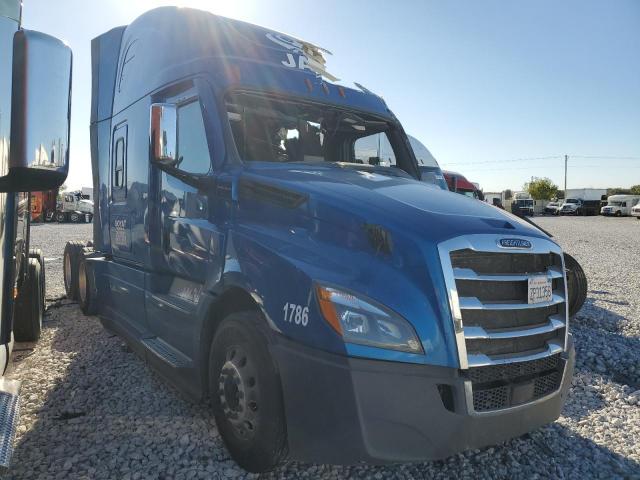  Salvage Freightliner Cascadia 1