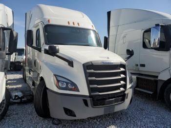 Salvage Freightliner Cascadia 1
