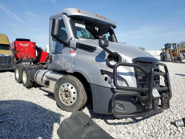  Salvage Freightliner Cascadia 1