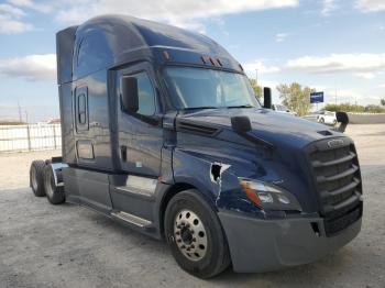  Salvage Freightliner Cascadia 1