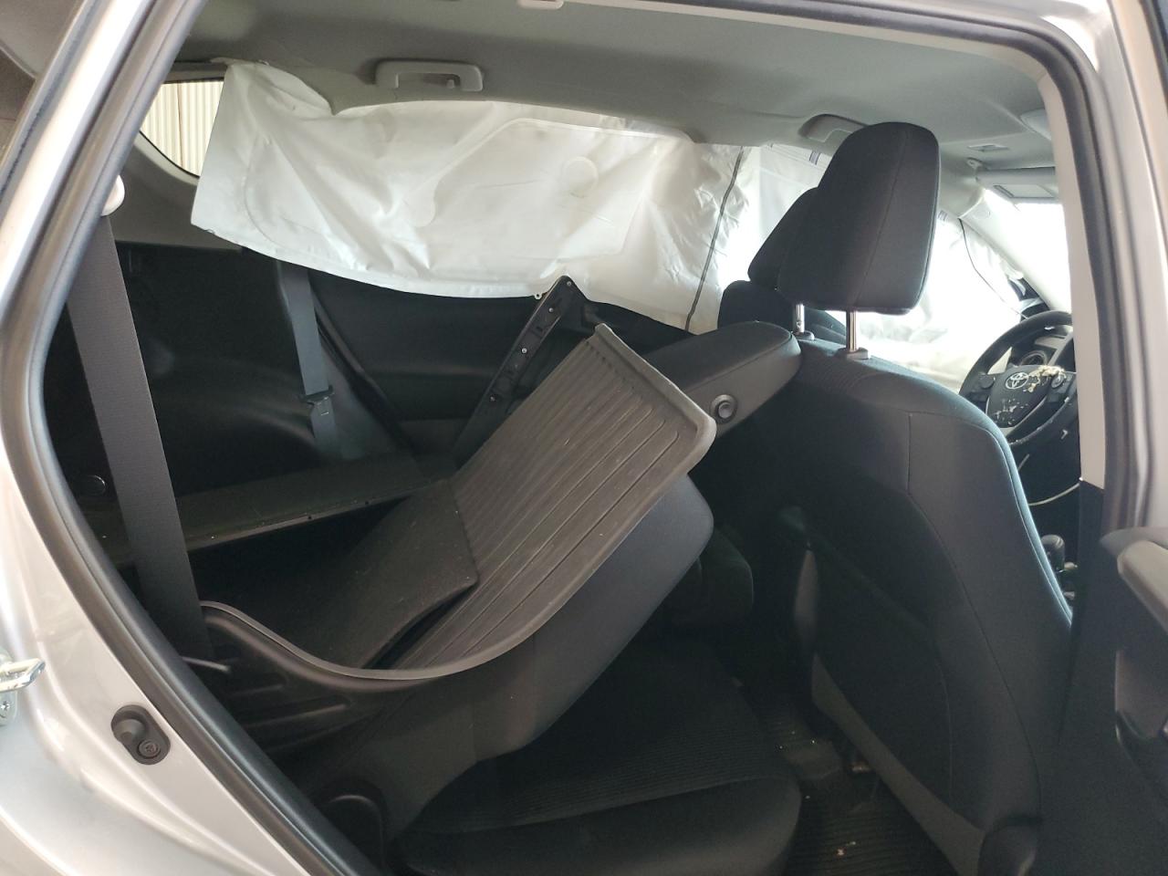 Toyota RAV4 Le Image 12