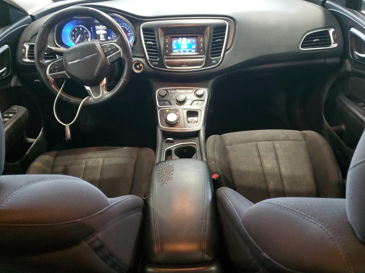 Chrysler 200 Limited Image 9