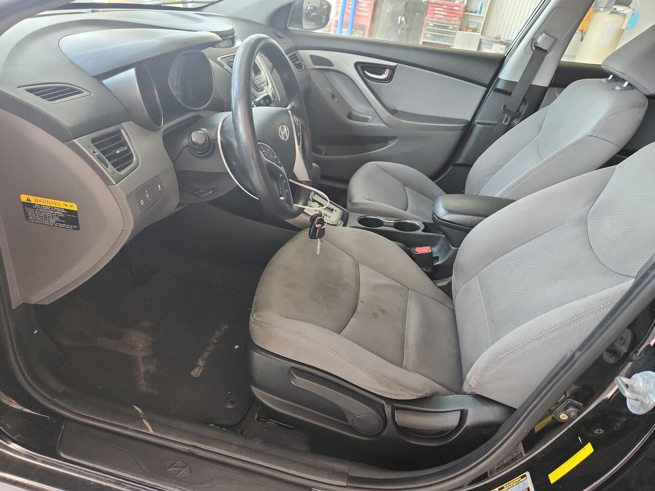 Hyundai ELANTRA Gls Image 3