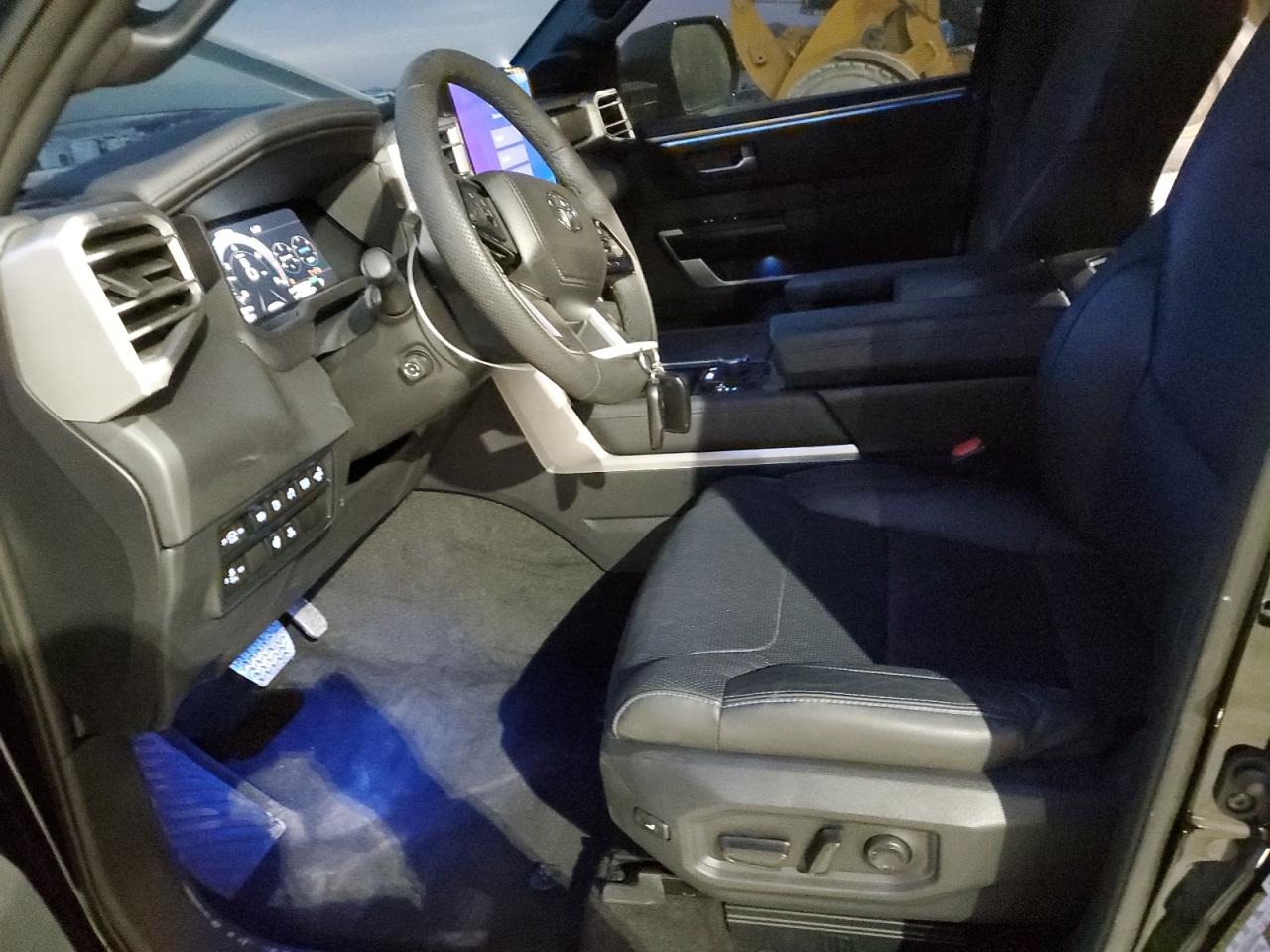 Toyota Sequoia Sr5 Image 9