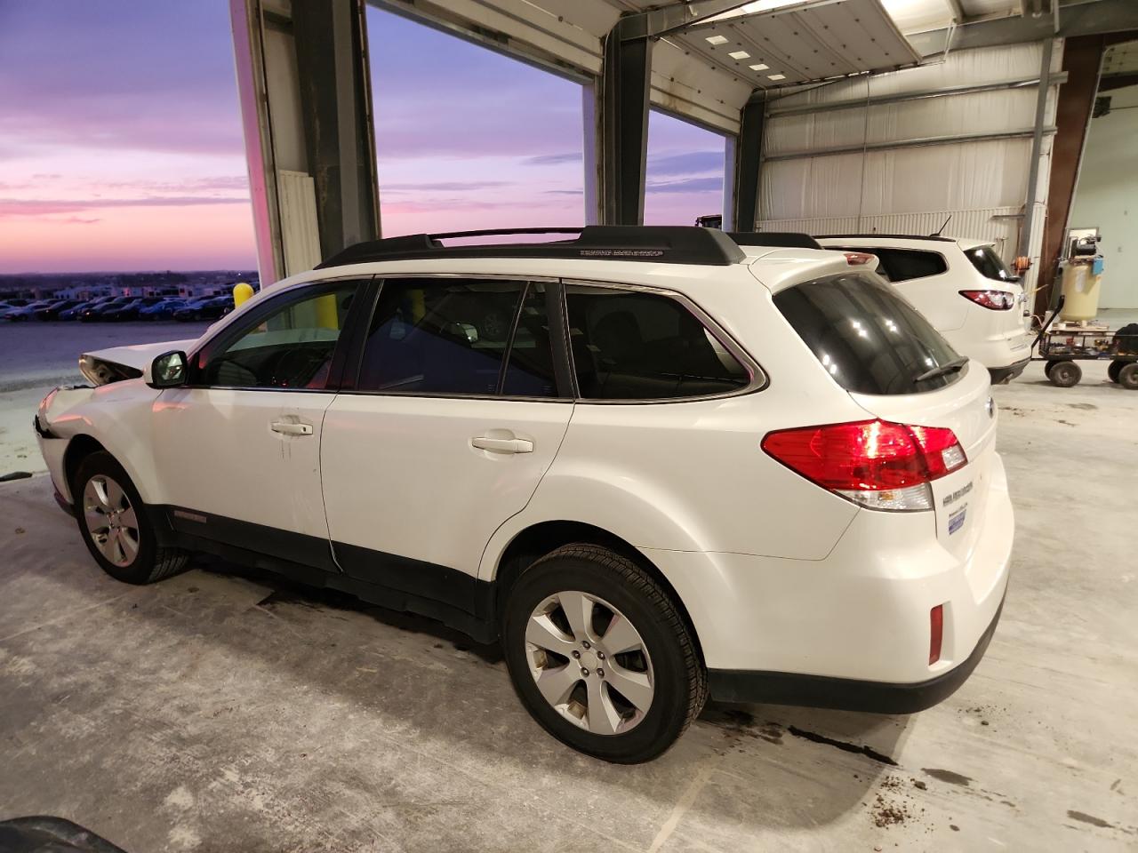 Subaru Outback 2.5i Premium Image 2