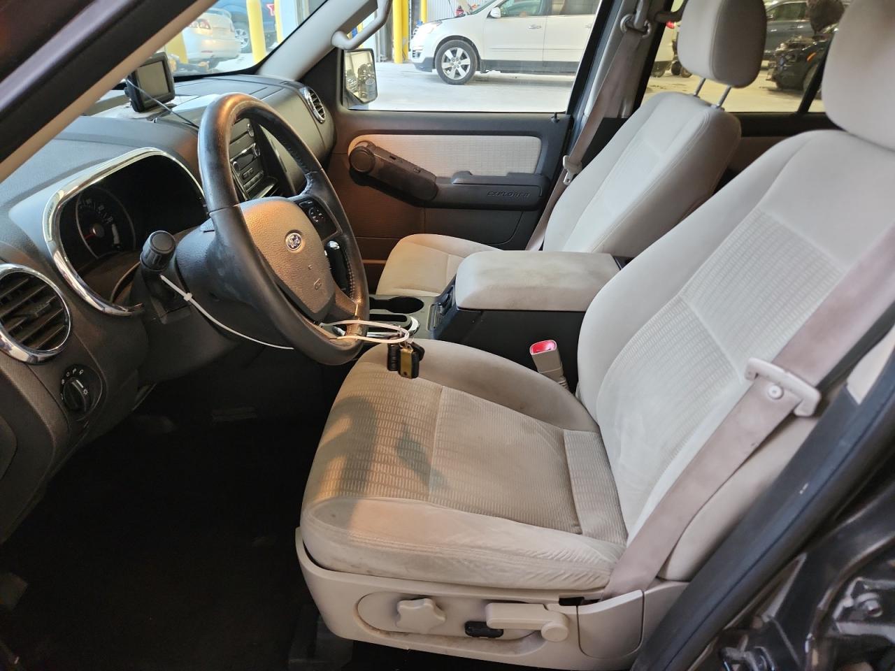 Ford Explorer Xlt Image 8