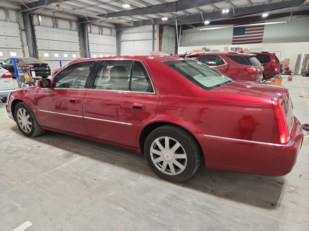 Cadillac DTS Image 3