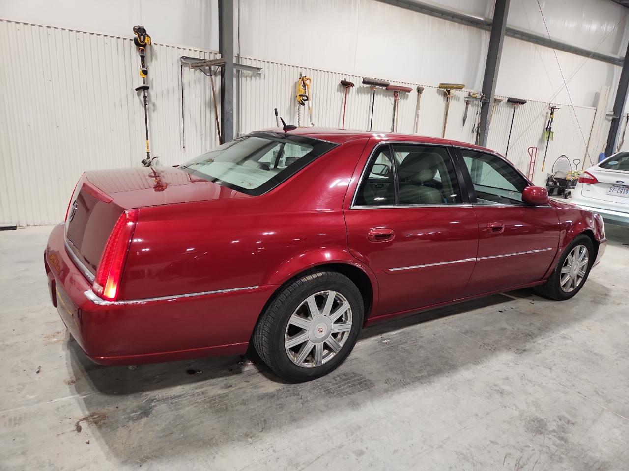Cadillac DTS Image 5