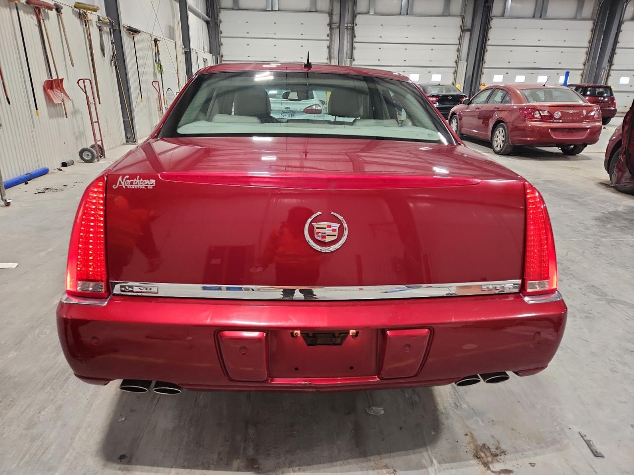 Cadillac DTS Image 8
