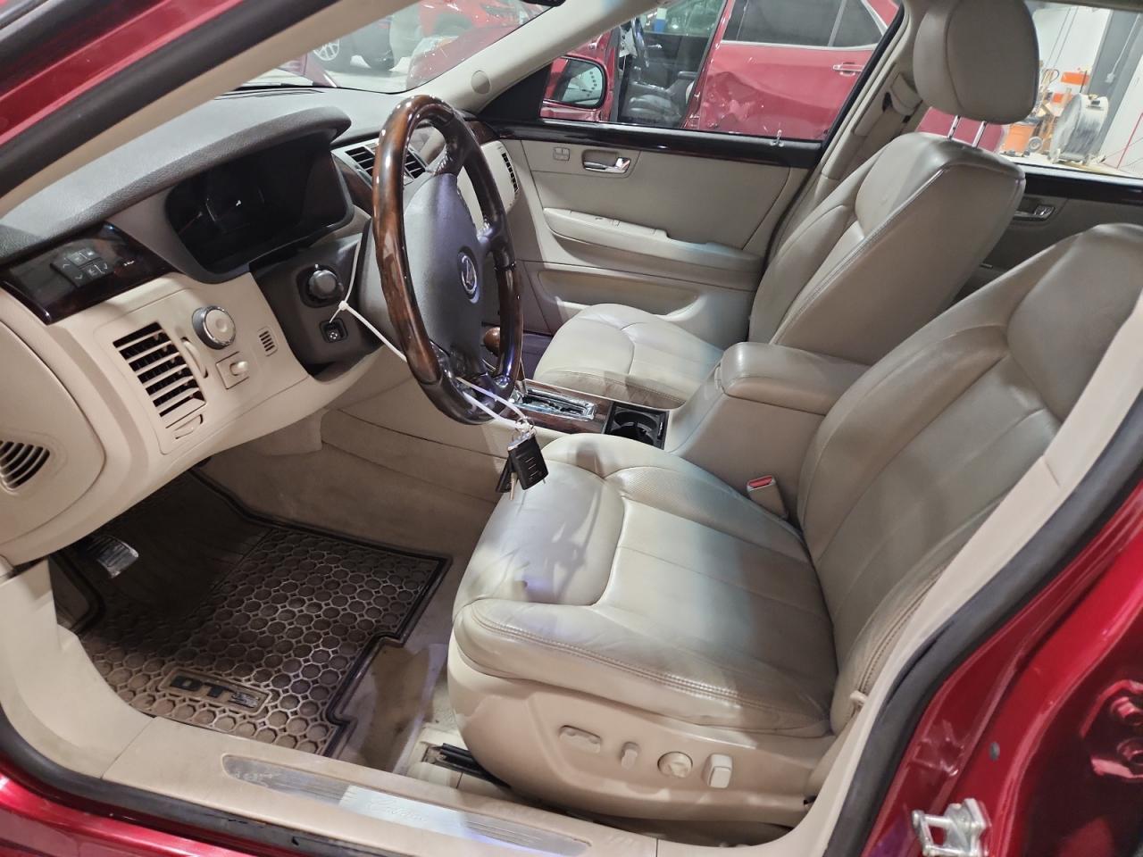 Cadillac DTS Image 10