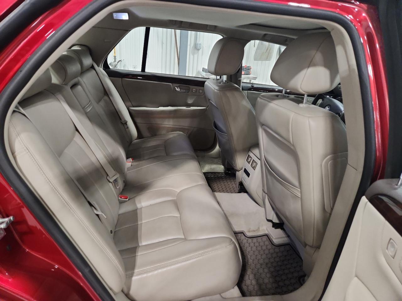 Cadillac DTS Image 9