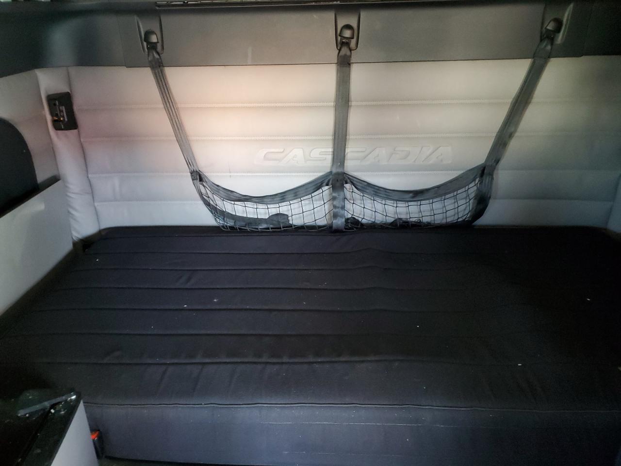 Freightliner Cascadia 1 Image 9