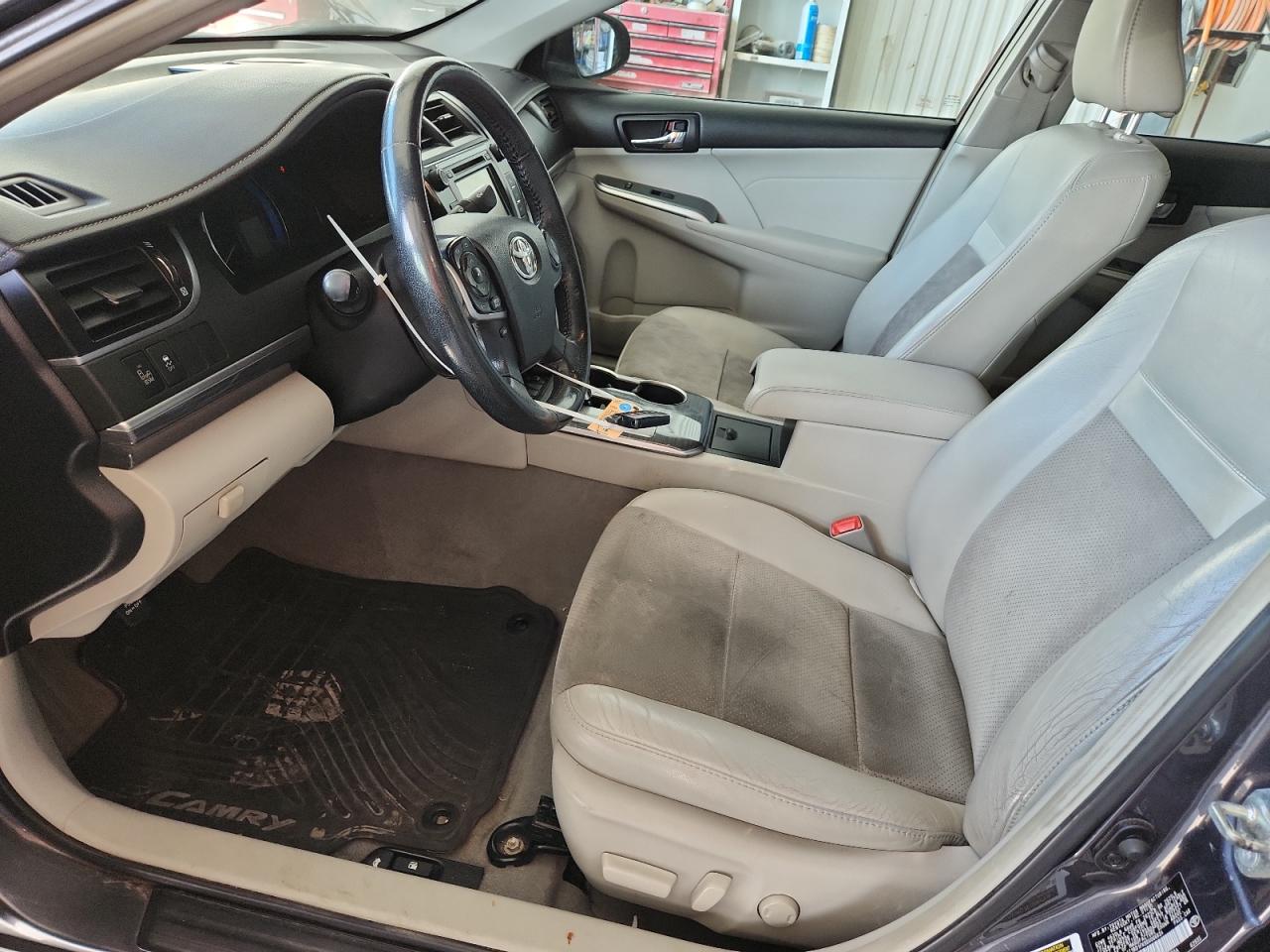 Toyota Camry Hybrid Image 2