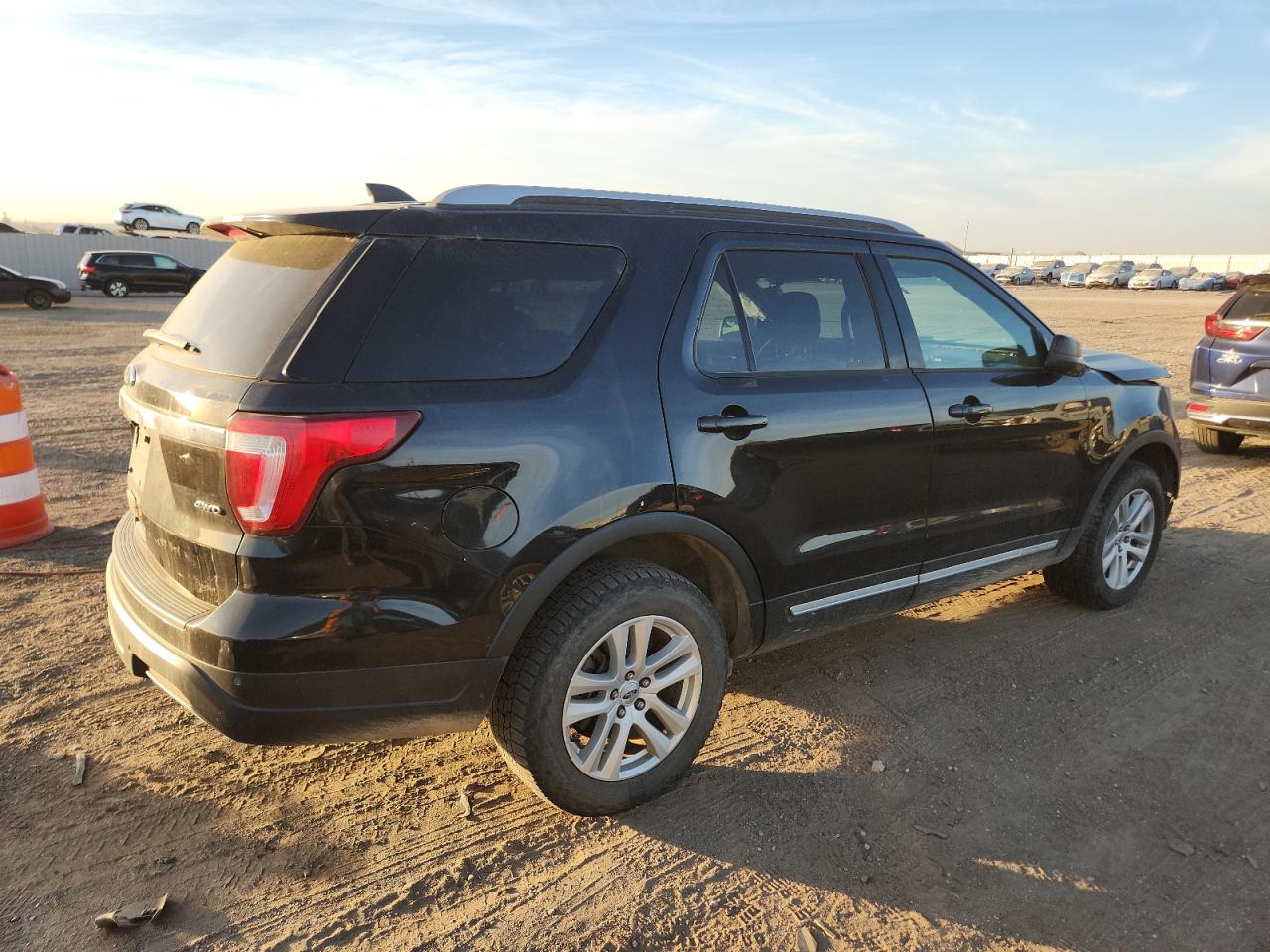 Ford Explorer Xlt Image 9