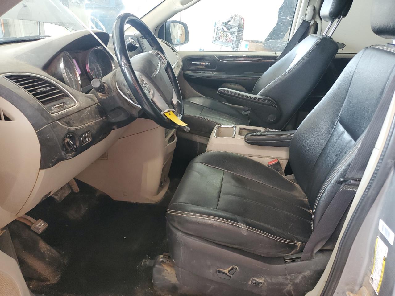 Chrysler Minivan Touring Image 9