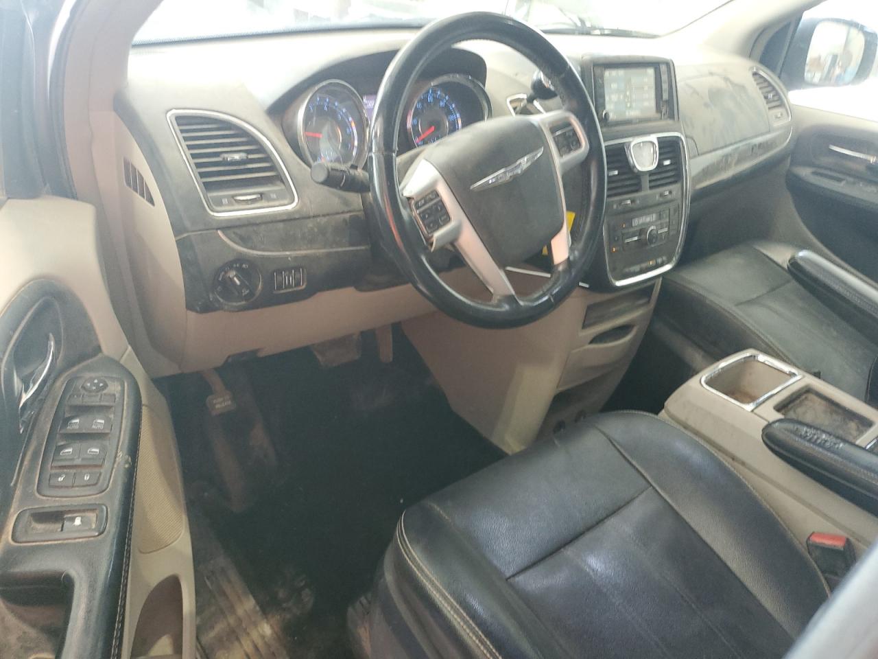 Chrysler Minivan Touring Image 8