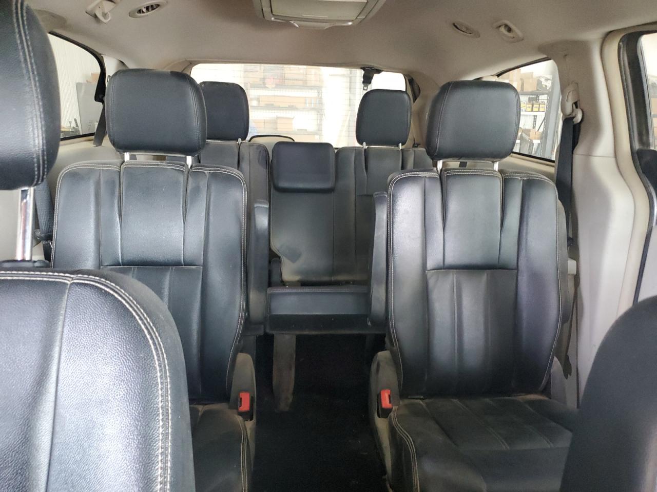 Chrysler Minivan Touring Image 13