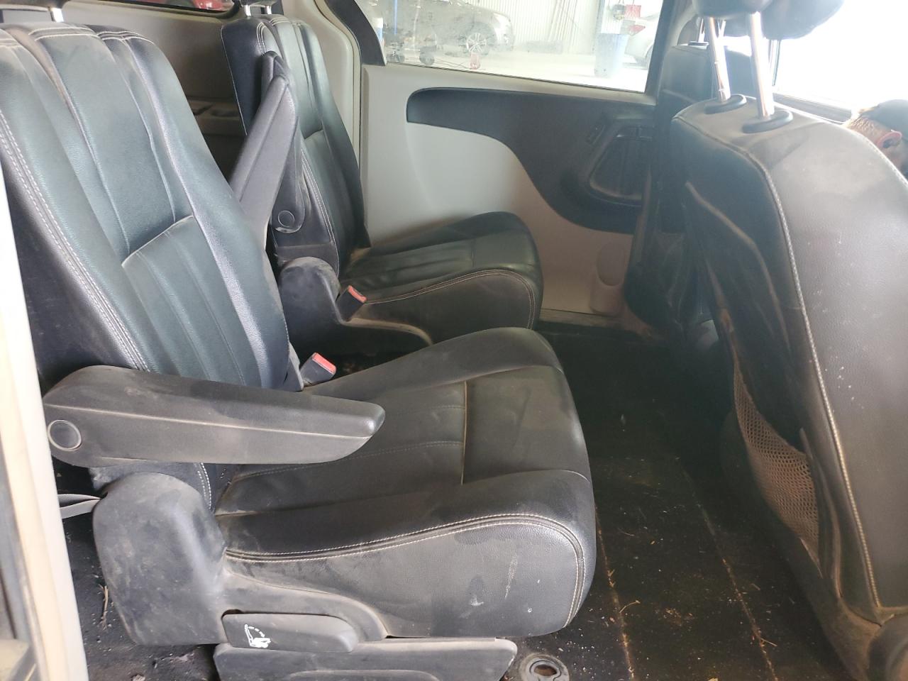 Chrysler Minivan Touring Image 5