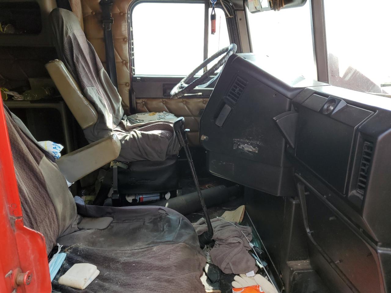 Freightliner Fld120 Image 9