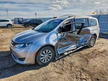  Salvage Chrysler Pacifica