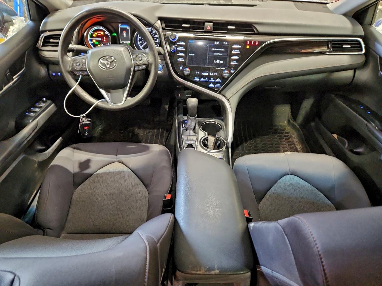 Toyota Camry Le Image 7