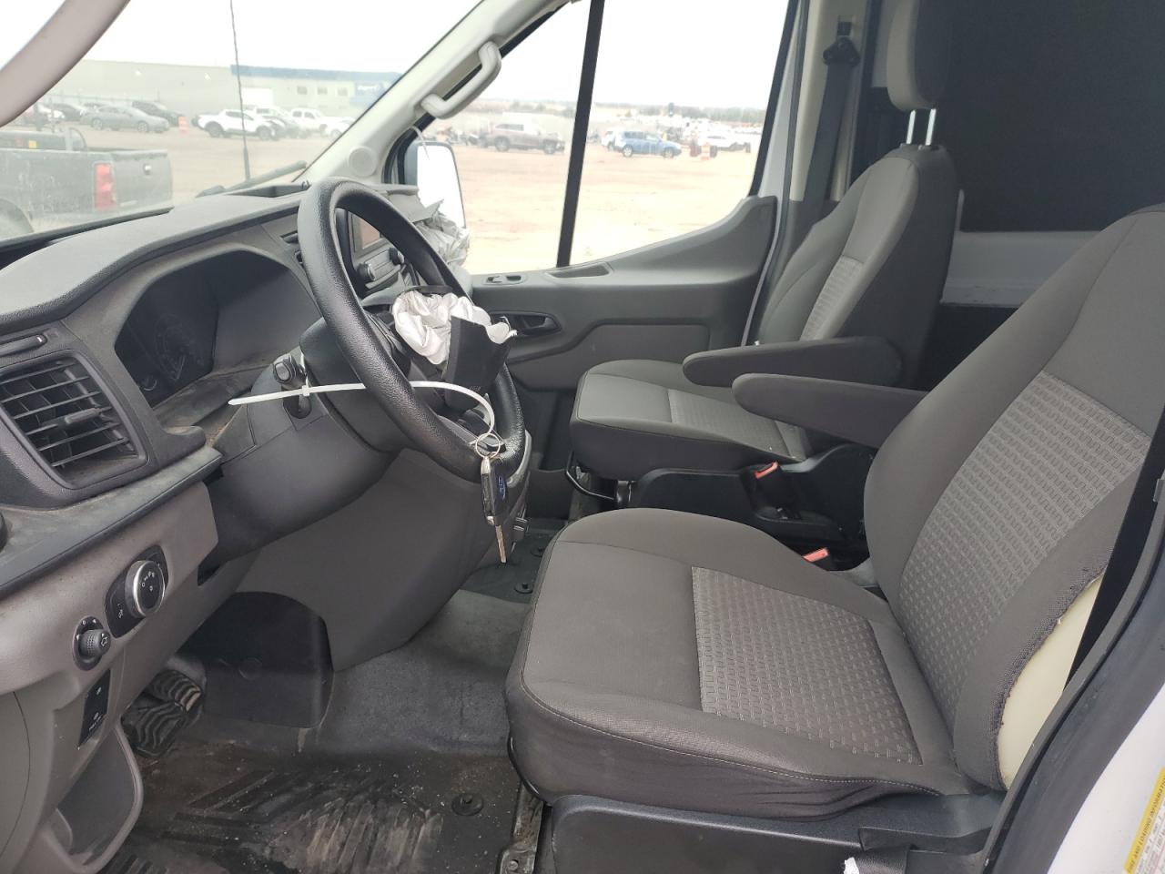 Ford Transit T-250 Image 4