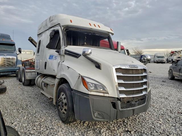  Salvage Freightliner Cascadia 1