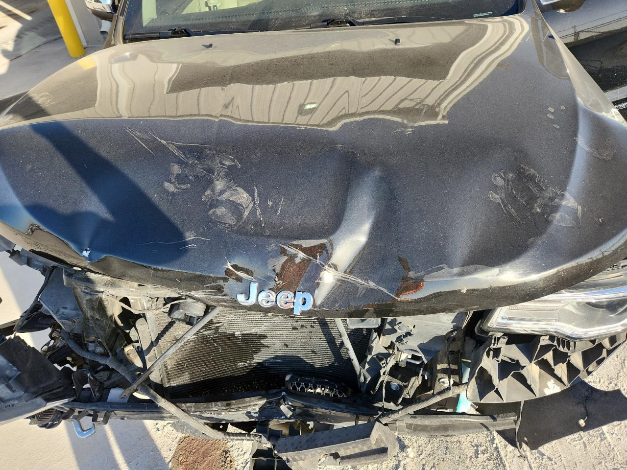 Jeep Grand Cherokee Overland Image 11