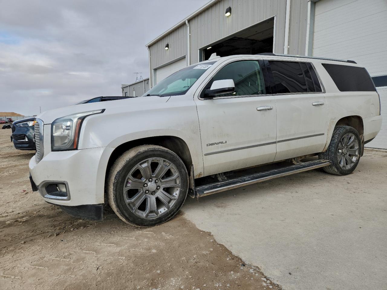 GMC Yukon Denali Image 1