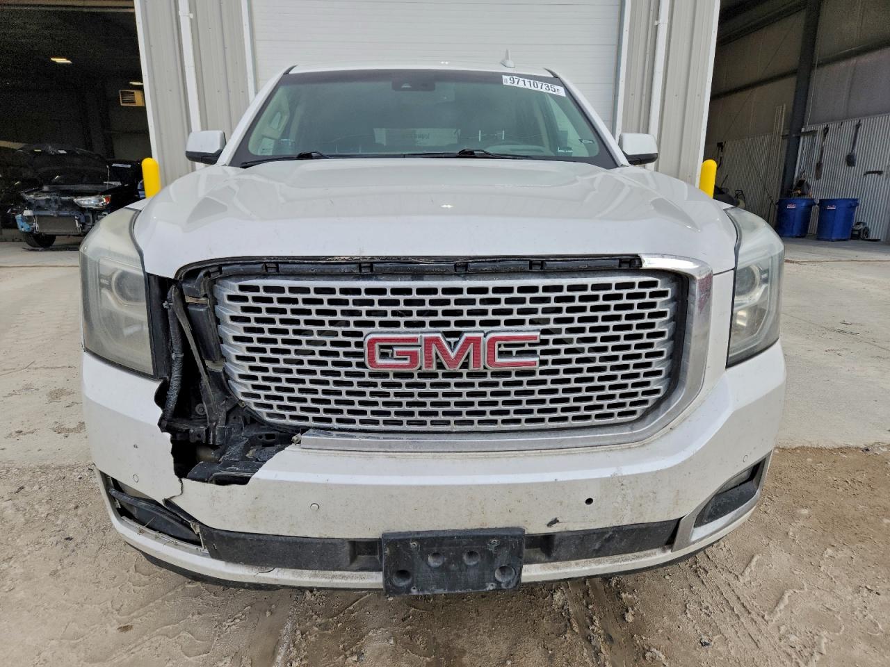 GMC Yukon Denali Image 12