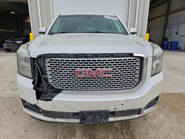 GMC Yukon Denali Image 12