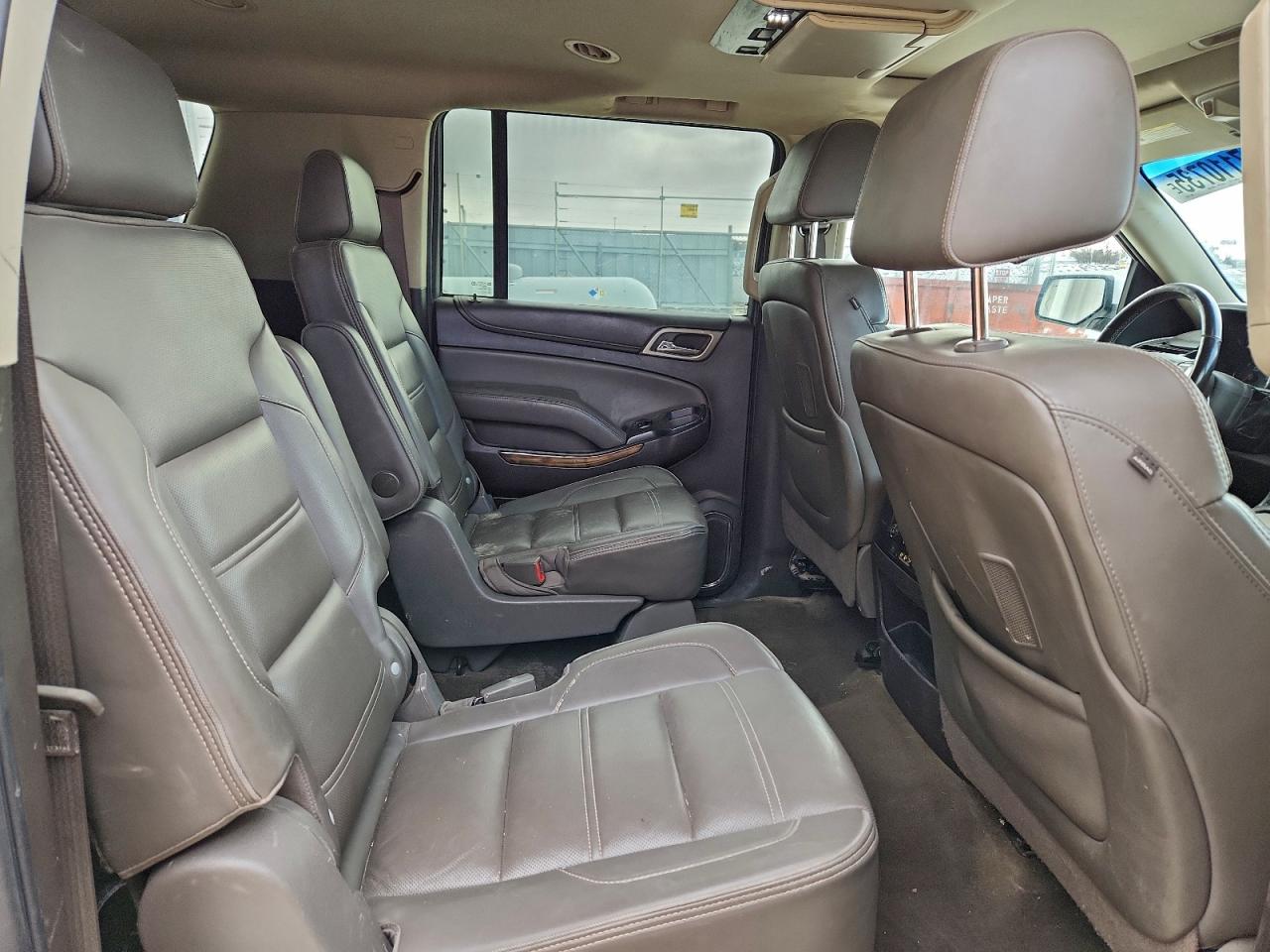GMC Yukon Denali Image 6