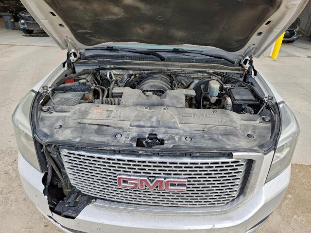 GMC Yukon Denali Image 11