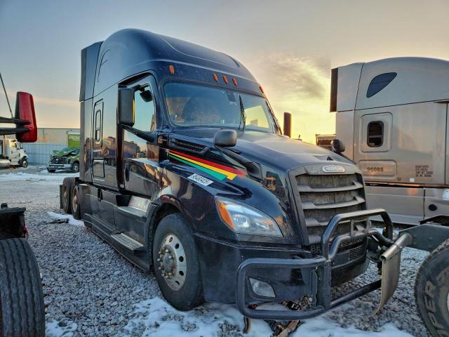  Salvage Freightliner Cascadia 1