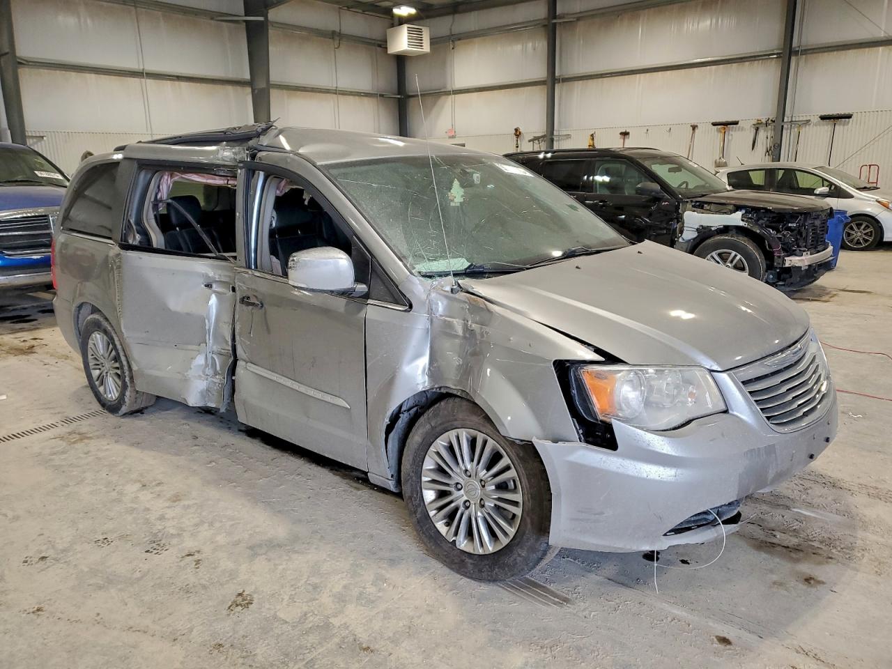 Chrysler Minivan Touring L Image 12