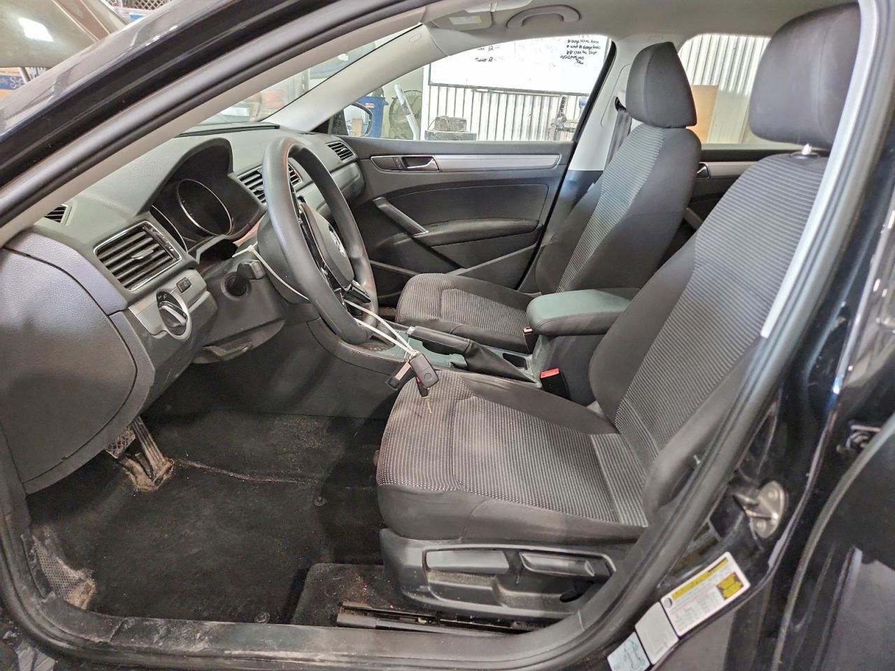 Volkswagen Passat S Image 2