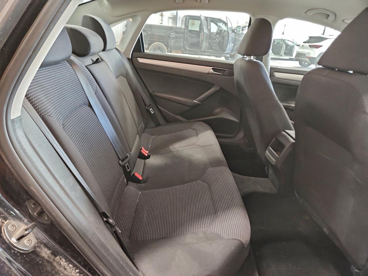 Volkswagen Passat S Image 7