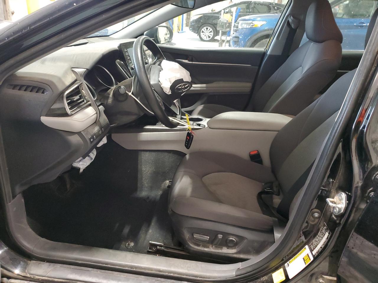 Toyota Camry Le Image 6