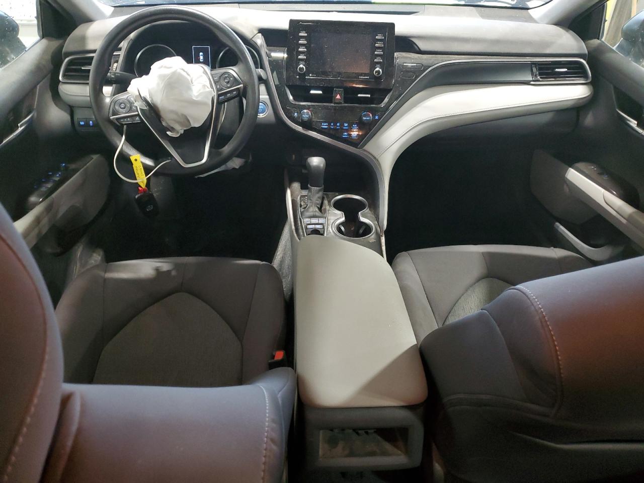 Toyota Camry Le Image 11