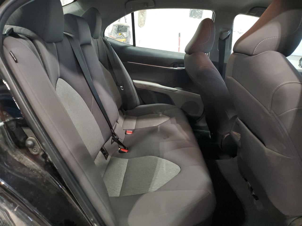 Toyota Camry Le Image 10