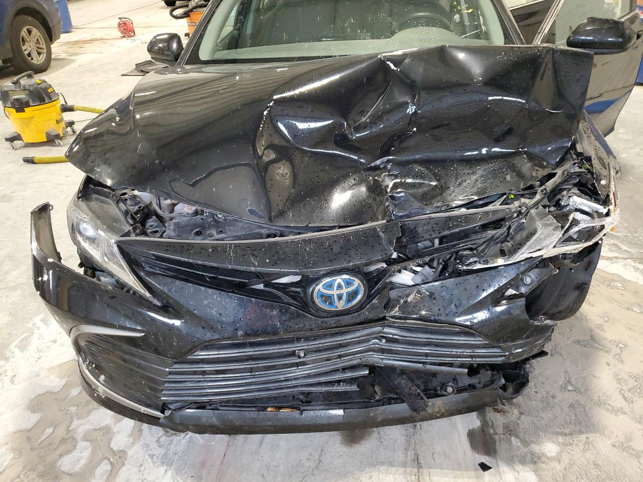 Toyota Camry Le Image 9