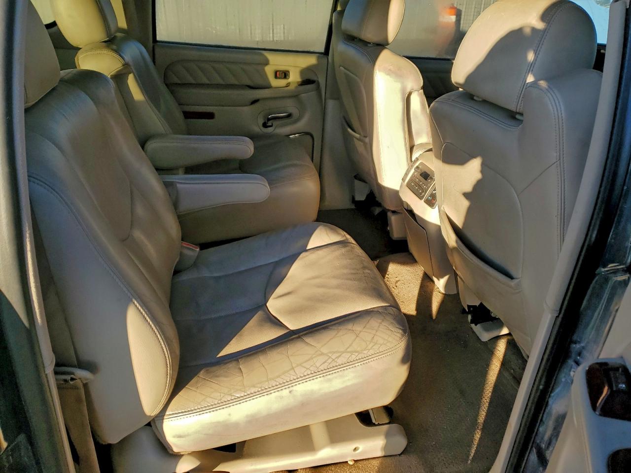 Cadillac Escalade Esv Image 3