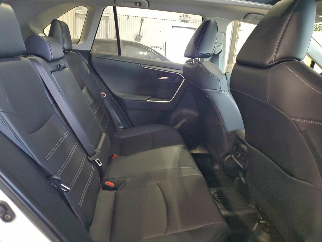 Toyota RAV4 Limited Image 10