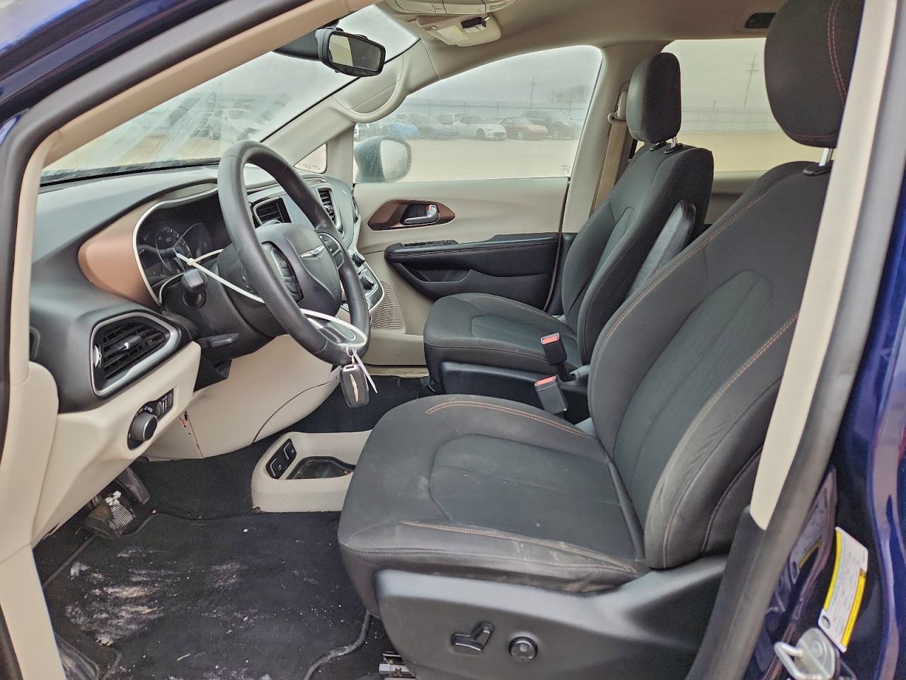 Chrysler Pacifica Touring Image 10