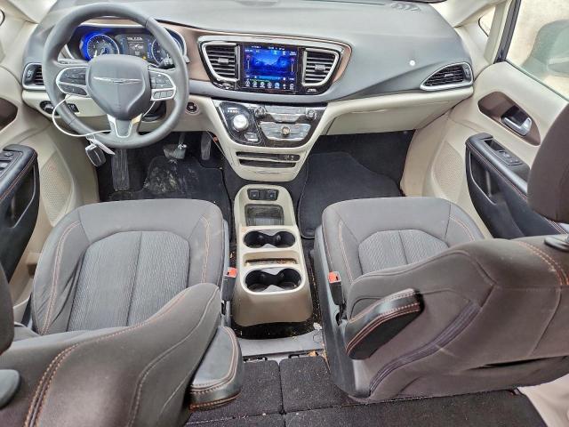 Chrysler Pacifica Touring Image 13
