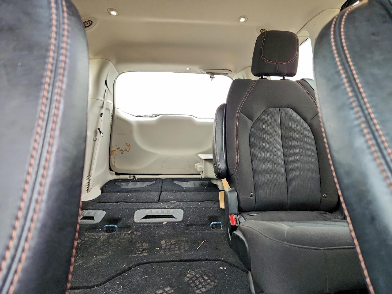 Chrysler Pacifica Touring Image 2