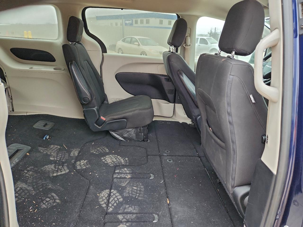 Chrysler Pacifica Touring Image 4