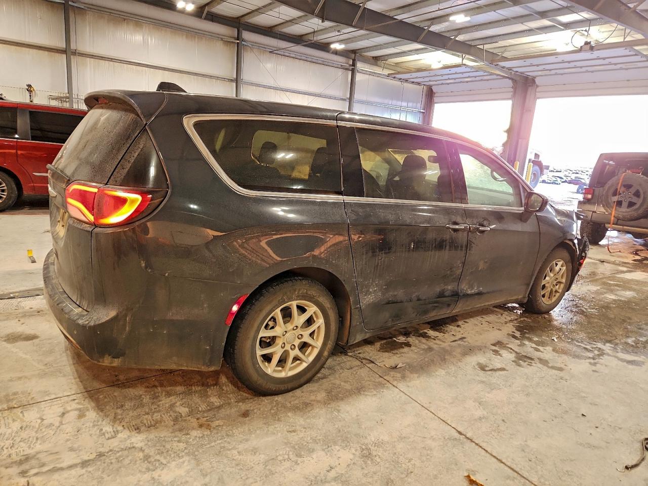 Chrysler Pacifica Touring Image 5