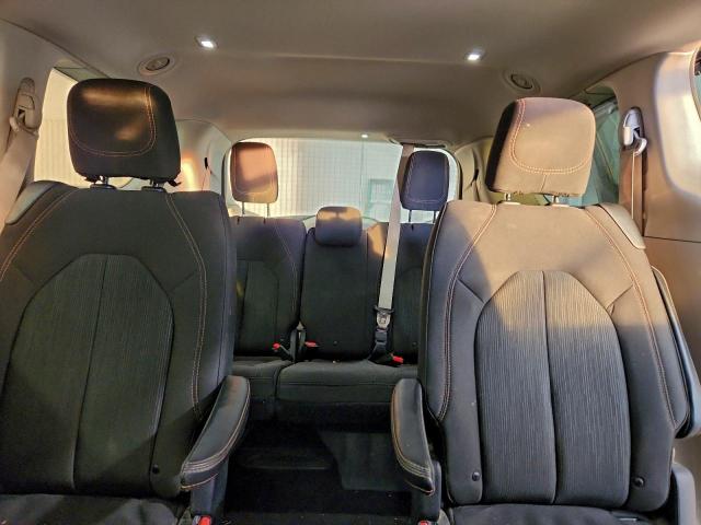 Chrysler Pacifica Touring Image 11