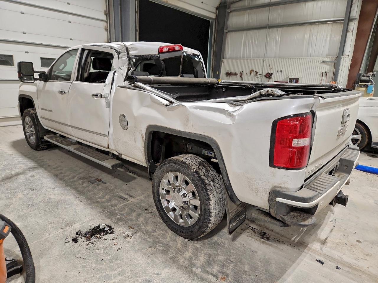 GMC Sierra K2500 Denali Image 10